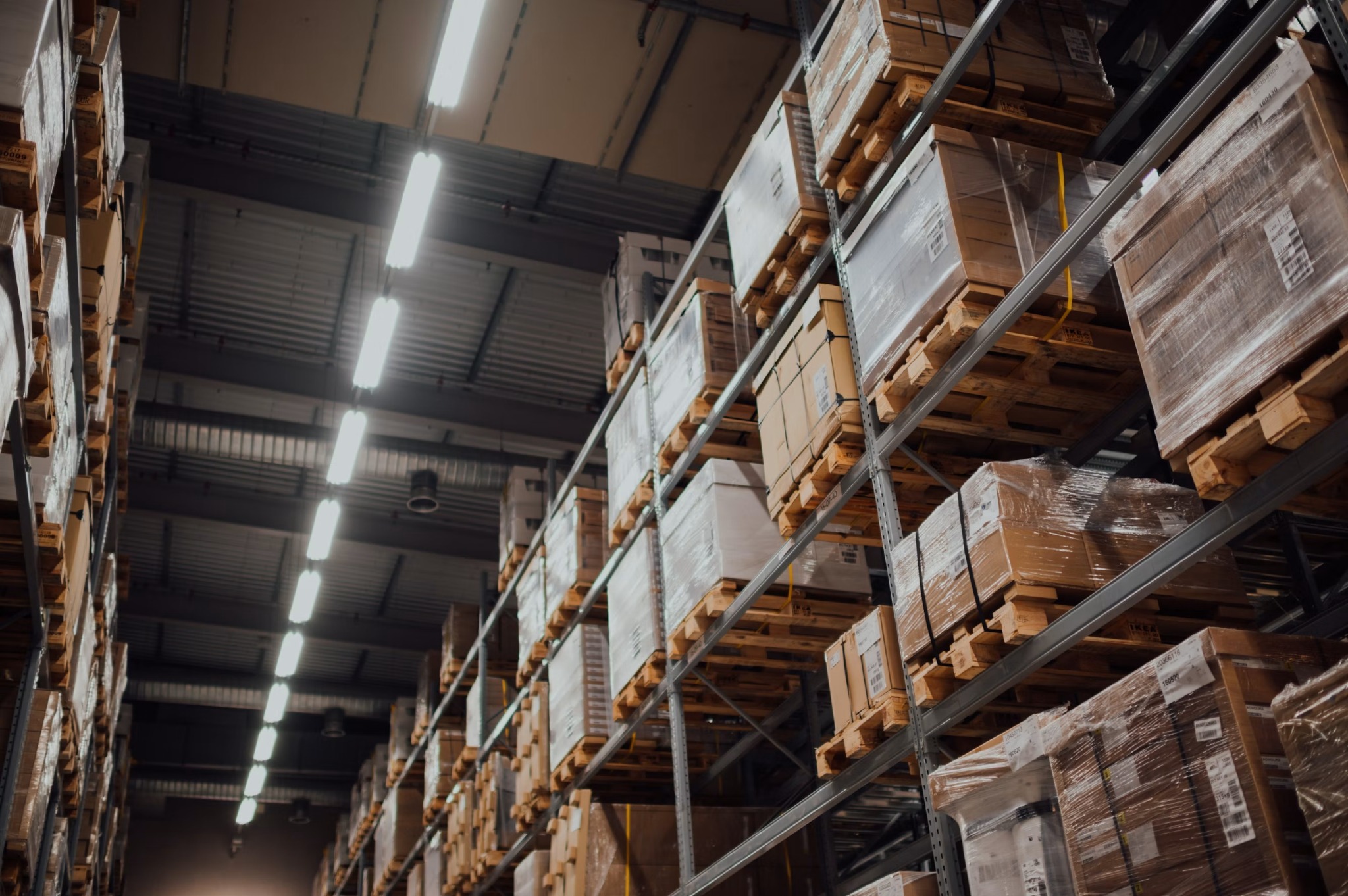 Opgeslagen pallets en producten